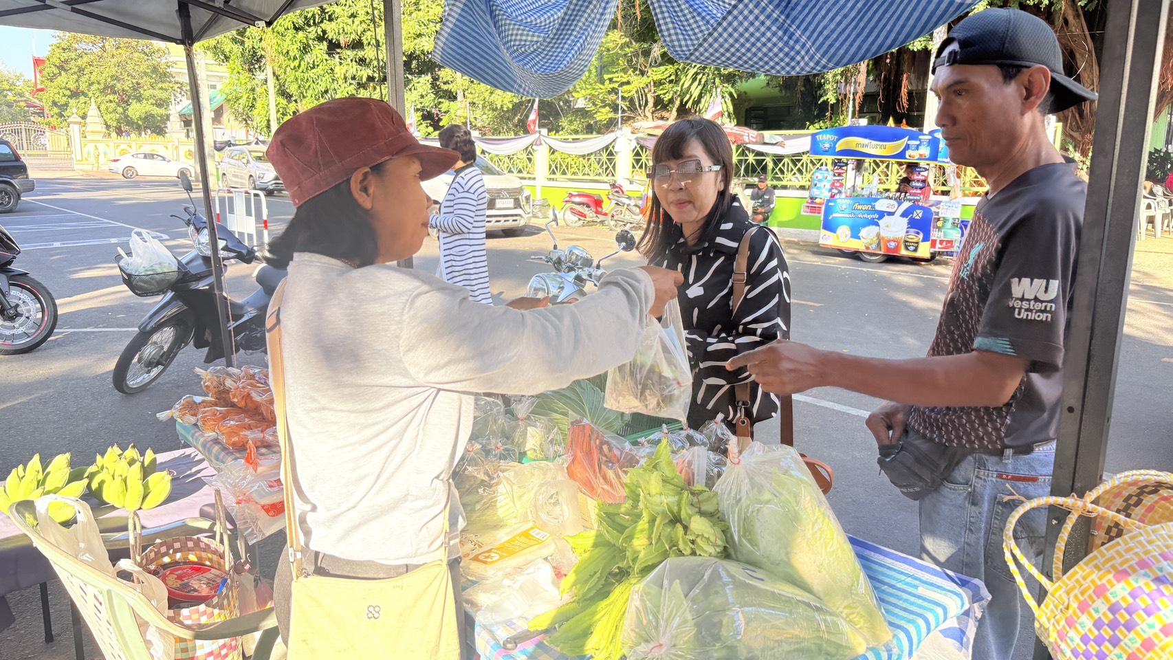 title - วันที่ 23 ธันวาคม 2568 เวลา 08.30 น. นายประเสริฐ กาญจนเกียรติกุล ปฏิรูปที่ดินจังหวัดบุรีรัมย์ มอบหมายเจ้าหน้าที่ ส.ป.ก.บุรีรัมย์จัดโครงการส่งความสุขปีใหม่มอบให้เกษตรกรในเขตปฏิรูปที่ดินจังหวัดบุรีรัมย์ ประจำปี พ.ศ. 2569